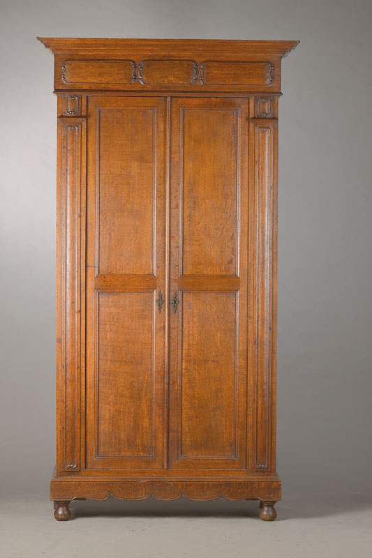 Barockstil-Schrank, wohl Frankreich, um 1870/80, Eiche massiv, z.T. auf Rahmen gearbeitet, 2-türig, profilierte Kassetten, seitl. Pilaster mit ...