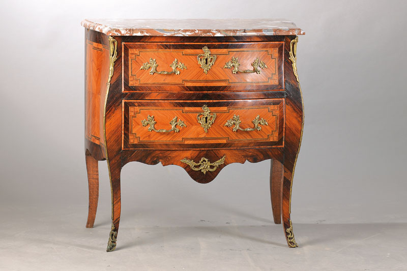 Bombierte Barockkommode, Frankreich, wohl Paris, um 1750, Eiche u. Weichholzkorpus, Rosenholzfurnier vielfach auf Kreuzfuge verlegt, kontrastierende ...