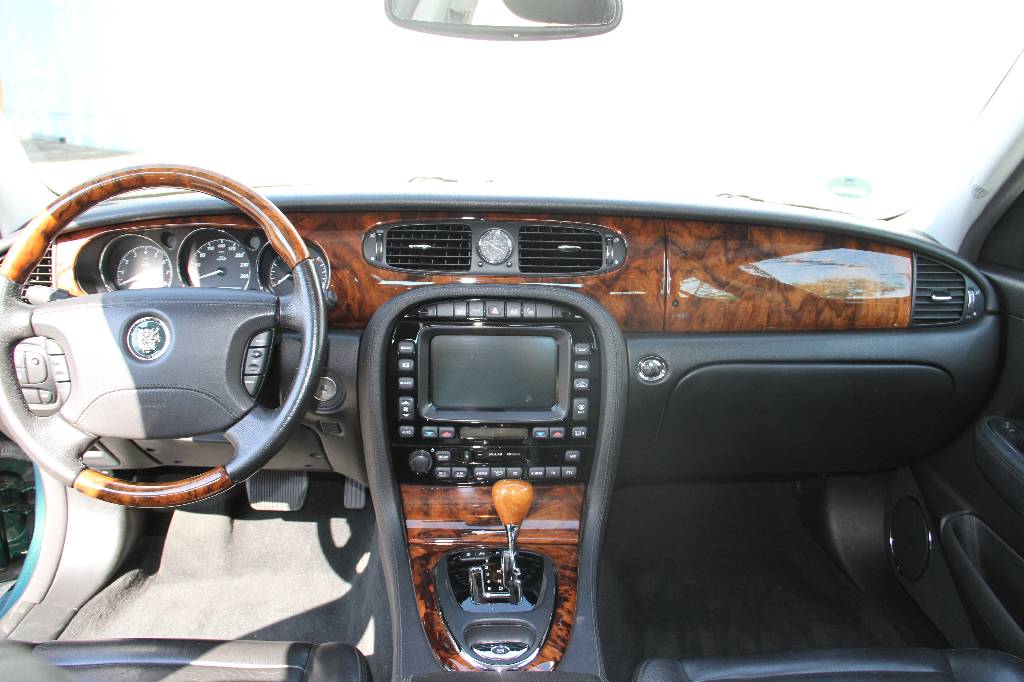 Detail b: Jaguar XJ 8 3.6, EZ 03.2005, Laufleistung ca. 106.200 km, HU 04.2018, 190 kW/ 258 PS, 8-Zylinder, Automatikgetriebe, grün, Vollleder schwarz, ...