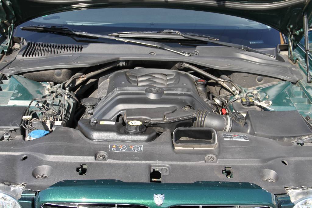 Detail d: Jaguar XJ 8 3.6, EZ 03.2005, Laufleistung ca. 106.200 km, HU 04.2018, 190 kW/ 258 PS, 8-Zylinder, Automatikgetriebe, grün, Vollleder schwarz, ...