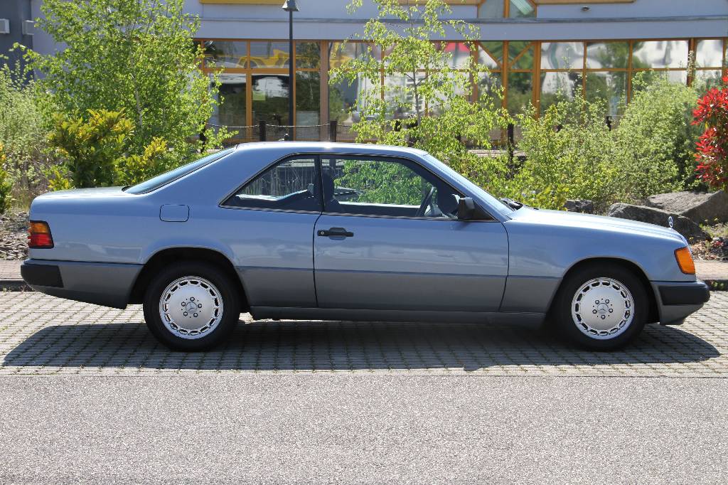 Detail b: Mercedes-Benz 230 CE W124, Fahrgestellnummer WDB1240431A767236 EZ 05.1988, Laufleistung ca. 270.000 km, HU 10.2016, 97 kW/ 130 PS, 4-Zylinder, ...