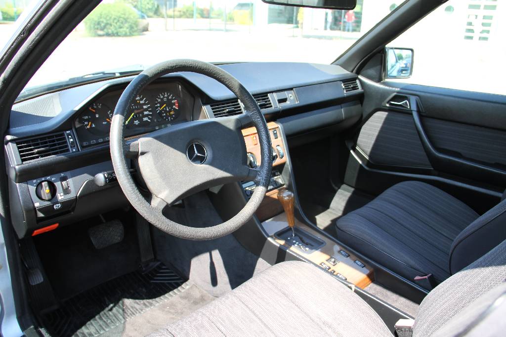 Detail c: Mercedes-Benz 230 CE W124, Fahrgestellnummer WDB1240431A767236 EZ 05.1988, Laufleistung ca. 270.000 km, HU 10.2016, 97 kW/ 130 PS, 4-Zylinder, ...