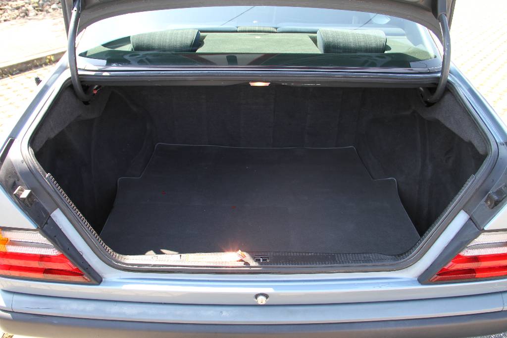 Detail e: Mercedes-Benz 230 CE W124, Fahrgestellnummer WDB1240431A767236 EZ 05.1988, Laufleistung ca. 270.000 km, HU 10.2016, 97 kW/ 130 PS, 4-Zylinder, ...
