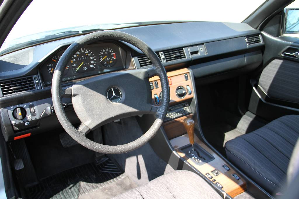 Detail f: Mercedes-Benz 230 CE W124, Fahrgestellnummer WDB1240431A767236 EZ 05.1988, Laufleistung ca. 270.000 km, HU 10.2016, 97 kW/ 130 PS, 4-Zylinder, ...