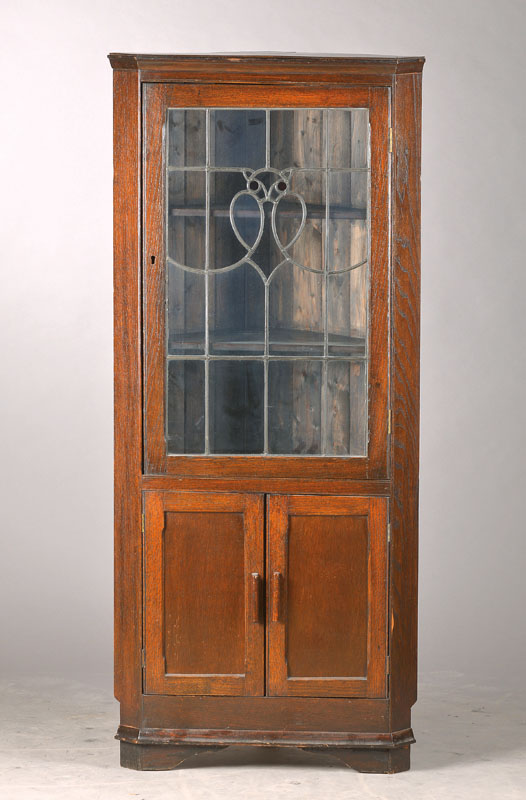 Eckschrank, England, um 1880/90, Eiche massiv, zweitürig, Oberteil mit Bleiglas, restauriert, hinterer Fuß sekundär, Alters- und Gebrauchssp., ca. ...
