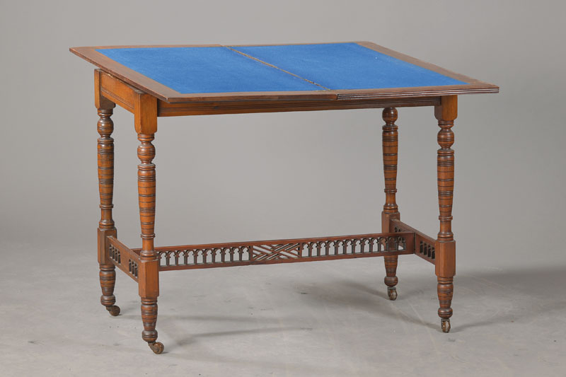 Spieltisch, wohl England, um 1860, Rüster auf Eiche gebeizt, Teakholz, Platte aufklappbar und drehbar, stoffbespannte Spielfläche, aufgelegte ...