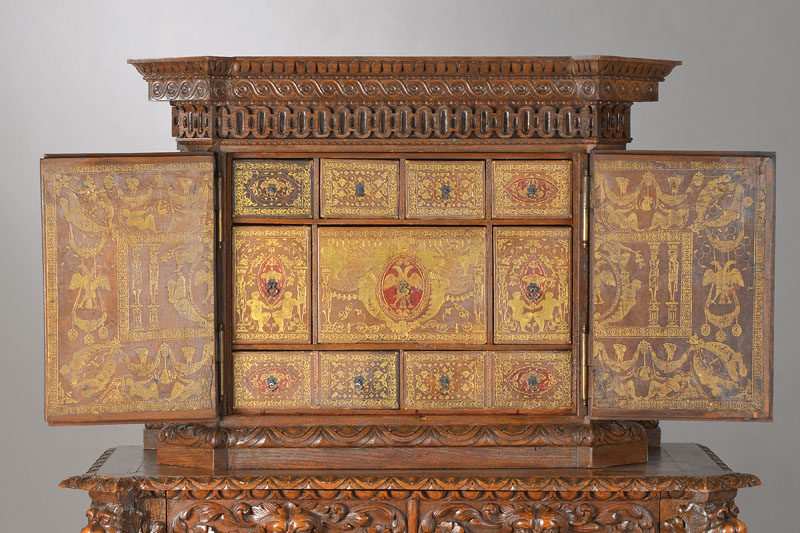 Detail a: Kabinettschrank, wohl Belgien, um 1880-1890,im Renaissance-Stil, auf Rahmen gearbeitet, Rahmen: Eiche massiv, Wurzelnussfurnier, z.T. gespiegelt ...