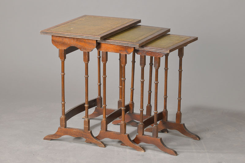 Sog. "Nest of tables", England, um 1880/90, Urwaldholz auf Mahagoni gebeizt, Konvolut aus 3 ineinander stellbaren Beistelltischchen, ...
