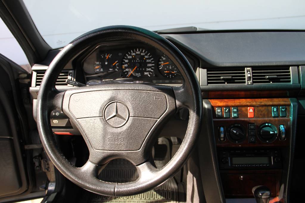 Detail b: Mercedes-Benz 500E W124, EZ 03.1993, Laufleistung ca. 216.300 km, HU 04.2018, 235 kW/ 320 PS, 8-Zylinder, Automatikgetriebe, blauschwarz metallic, ...
