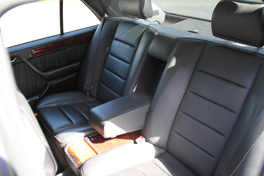 Detail c: Mercedes-Benz 500E W124, EZ 03.1993, Laufleistung ca. 216.300 km, HU 04.2018, 235 kW/ 320 PS, 8-Zylinder, Automatikgetriebe, blauschwarz metallic, ...
