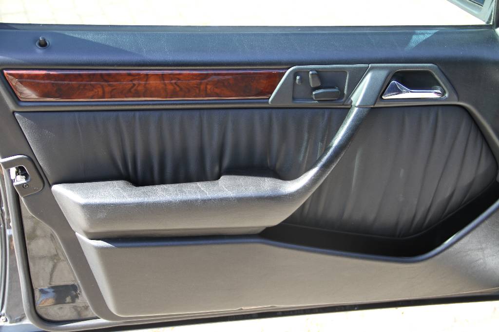 Detail e: Mercedes-Benz 500E W124, EZ 03.1993, Laufleistung ca. 216.300 km, HU 04.2018, 235 kW/ 320 PS, 8-Zylinder, Automatikgetriebe, blauschwarz metallic, ...