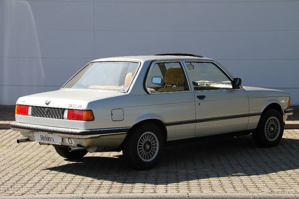 Detail a: BMW 323i, EZ 03.1982, 1. Hand, Laufleistung ca. 26.000 km, H-zulassungsfähig, 105 kW/ 143 PS, 6-Zylinder, 4-Gang Schaltgetriebe, silber, Stoff ...