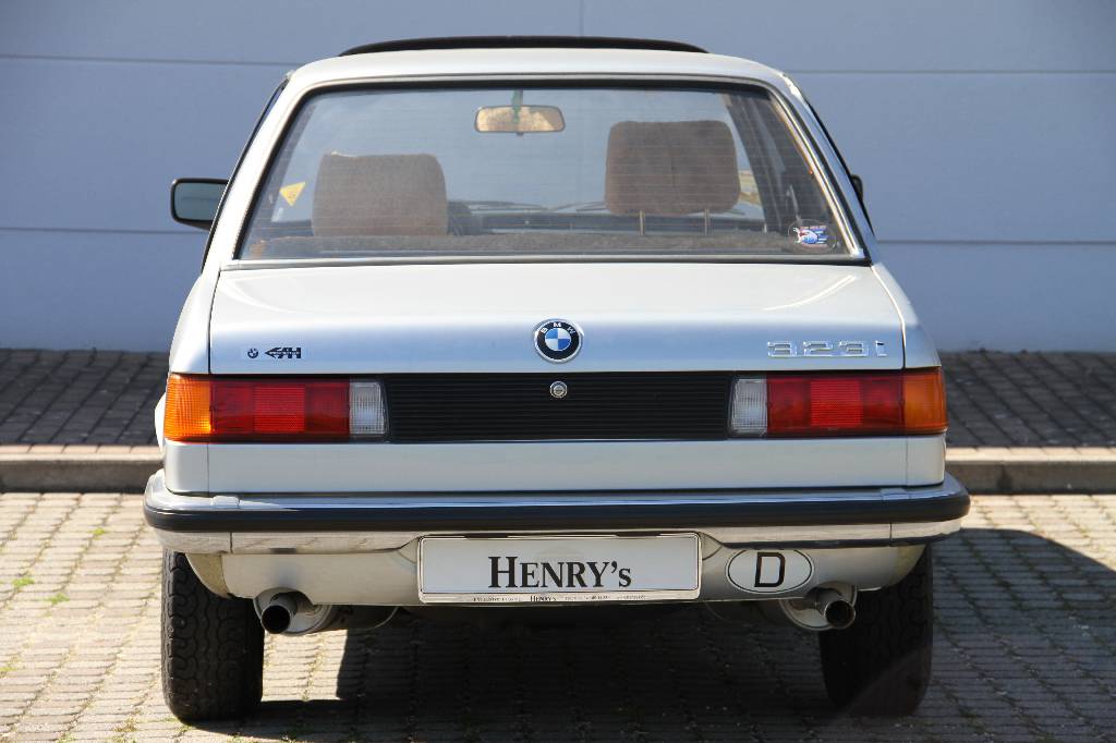 Detail b: BMW 323i, EZ 03.1982, 1. Hand, Laufleistung ca. 26.000 km, H-zulassungsfähig, 105 kW/ 143 PS, 6-Zylinder, 4-Gang Schaltgetriebe, silber, Stoff ...