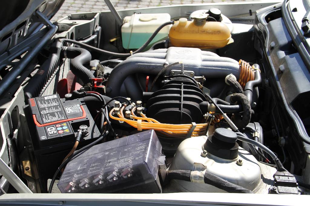 Detail d: BMW 323i, EZ 03.1982, 1. Hand, Laufleistung ca. 26.000 km, H-zulassungsfähig, 105 kW/ 143 PS, 6-Zylinder, 4-Gang Schaltgetriebe, silber, Stoff ...