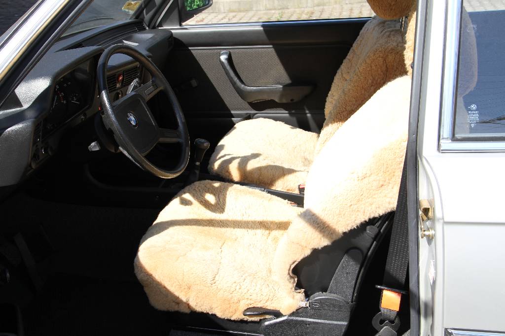 Detail g: BMW 323i, EZ 03.1982, 1. Hand, Laufleistung ca. 26.000 km, H-zulassungsfähig, 105 kW/ 143 PS, 6-Zylinder, 4-Gang Schaltgetriebe, silber, Stoff ...