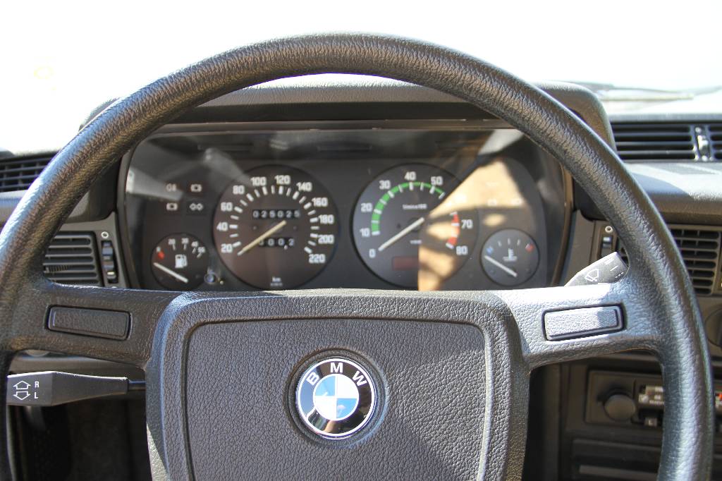 Detail h: BMW 323i, EZ 03.1982, 1. Hand, Laufleistung ca. 26.000 km, H-zulassungsfähig, 105 kW/ 143 PS, 6-Zylinder, 4-Gang Schaltgetriebe, silber, Stoff ...