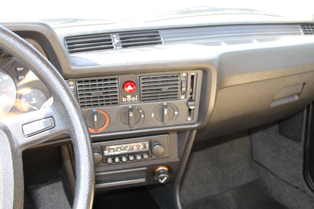 Detail i: BMW 323i, EZ 03.1982, 1. Hand, Laufleistung ca. 26.000 km, H-zulassungsfähig, 105 kW/ 143 PS, 6-Zylinder, 4-Gang Schaltgetriebe, silber, Stoff ...