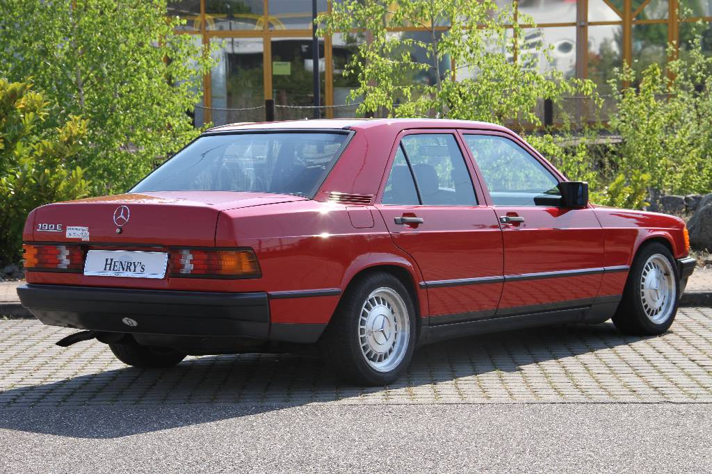 Detail b: Mercedes-Benz 190 E W 201, EZ 06.1983, Laufleistung ca. 90.100 km, H- zulassungsfähig, 90 kW/ 122 PS, 4-Zylinder, 4 -Gang Schaltgetriebe, rot, Stoff ...