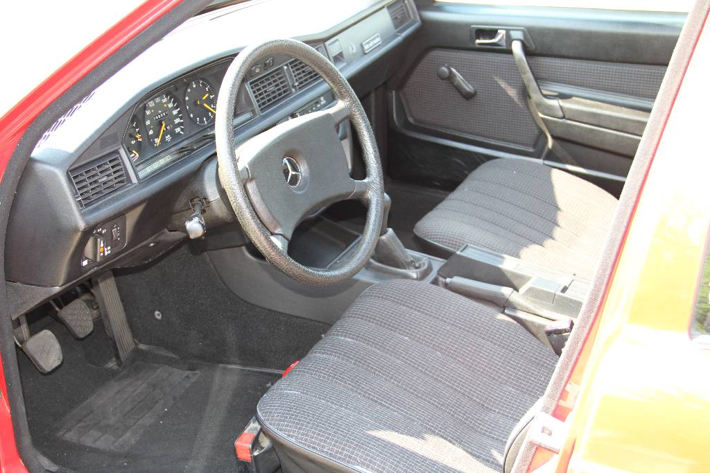 Detail c: Mercedes-Benz 190 E W 201, EZ 06.1983, Laufleistung ca. 90.100 km, H- zulassungsfähig, 90 kW/ 122 PS, 4-Zylinder, 4 -Gang Schaltgetriebe, rot, Stoff ...