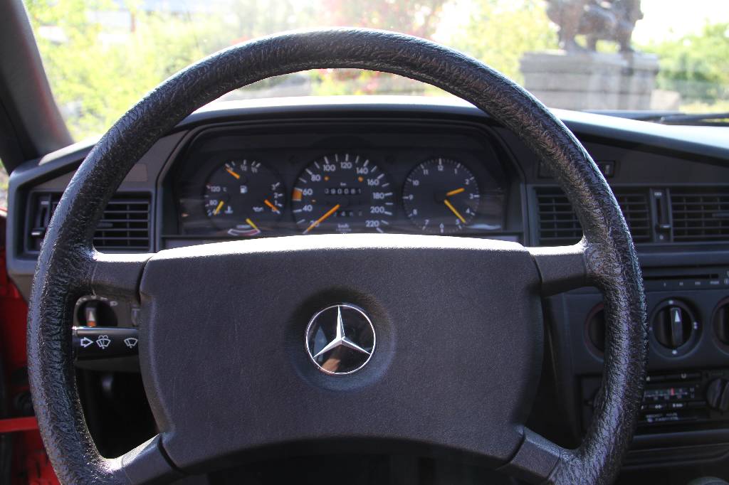 Detail d: Mercedes-Benz 190 E W 201, EZ 06.1983, Laufleistung ca. 90.100 km, H- zulassungsfähig, 90 kW/ 122 PS, 4-Zylinder, 4 -Gang Schaltgetriebe, rot, Stoff ...