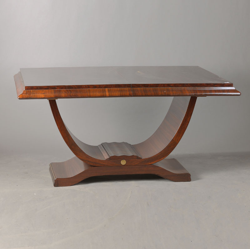 Art-Deco-Tisch, wohl Frankreich, um 1925, Palisanderfurnier, Platte mit Kant- u. Wellenprofil, beidseitig ausgeschweifter Schaft mit gewellter ...