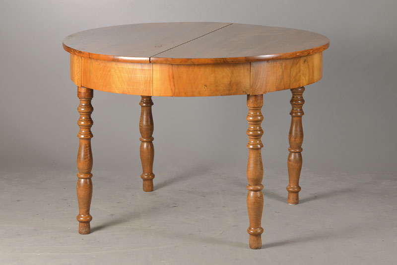 Ausziehtisch, süddeutsch, um 1850/60, Nussbaum furniert, Platte in Nussbaum massiv, Zargen umlaufend vielfach auf Punktspiegelung furniert, Beine ...