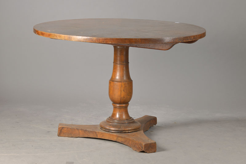 Salontisch, süddeutsch, um 1820/30, Nussbaum furniert, Weichholz, zargenlose Platte gegenfurniert und doppelt abgesperrt, vasenförmig gedrechselter ...