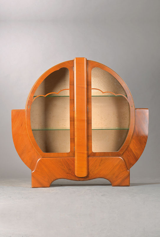 Ausgefallene Art-Deco-Vitrine, deutsch, um 19125, Nussbaumfurnier, 2-türig, runde Formgebung mit stützendem Sockelteil, Türen verglast u. ...