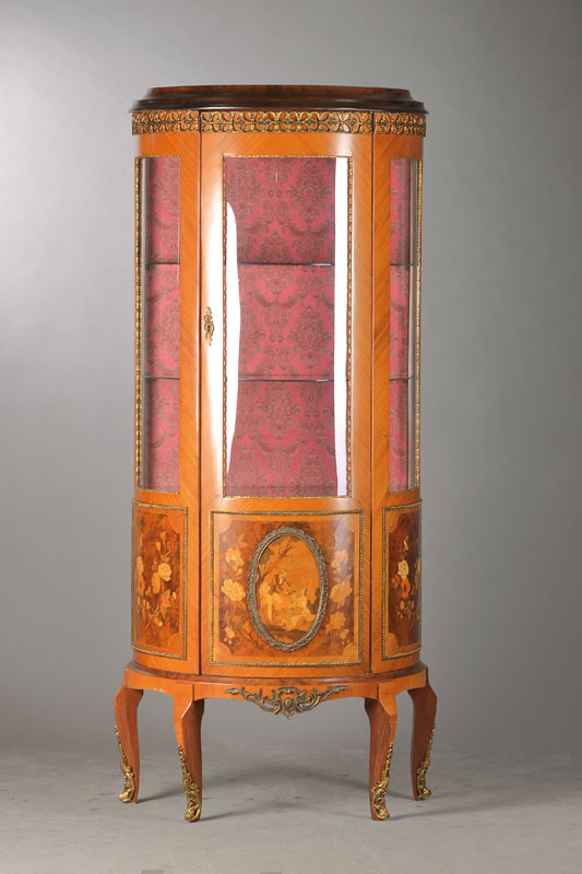 Demi-Lune-Vitrine, wohl Italien, 60/70er Jahre, Rosenholzfurnier auf Kreuzfuge verlegt, nach franz. Vorbild von 1870/80, halbrunde Form, 3-seitig ...