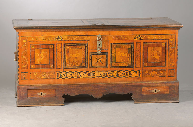 Truhe, Hessen, wohl Marburg, um 1810/20, Eiche u. Nussbaum, sog. Finkentruhe, Nussbaum,Kirschbaum, Pflaume u. Ahorn reich intarsiert, ortstypische ...