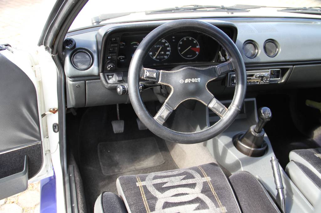 Detail b: Opel Manta i200, EZ 01.1984, Laufleistung ca. 23.623 km abgelesen, H-zulassungsfähig, 92 kW/125 PS, 4-Zylinder, 5-Gang Schaltgetriebe, weiß, ...