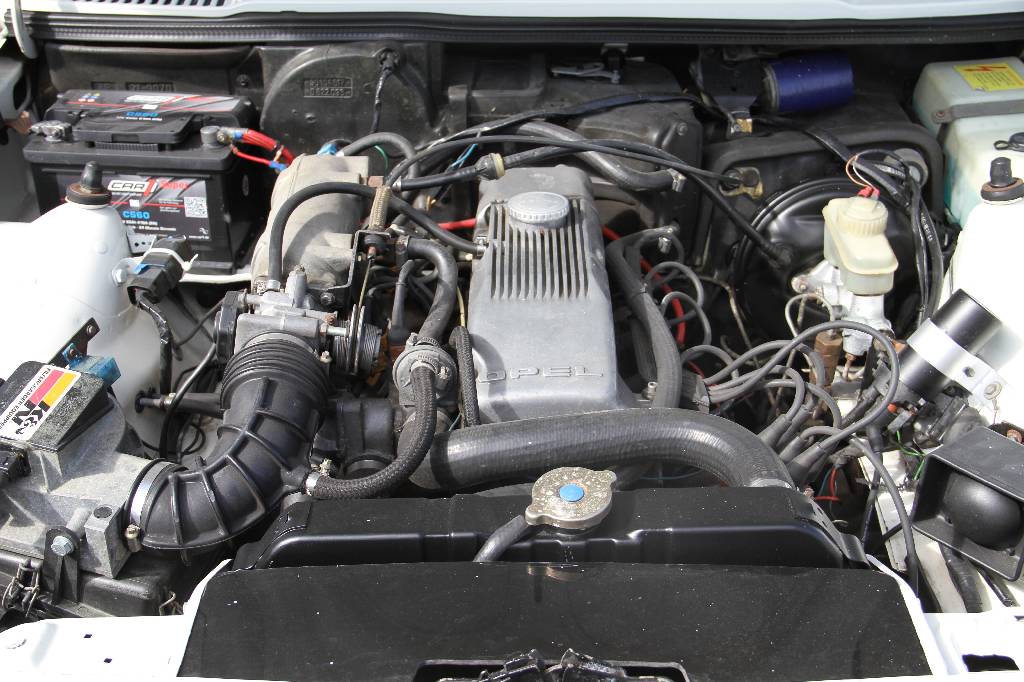 Detail c: Opel Manta i200, EZ 01.1984, Laufleistung ca. 23.623 km abgelesen, H-zulassungsfähig, 92 kW/125 PS, 4-Zylinder, 5-Gang Schaltgetriebe, weiß, ...