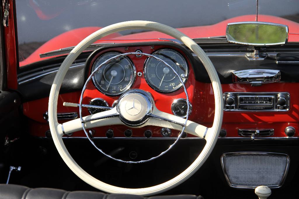 Detail d: Mercedes-Benz 190 SL W121 B II, EZ 07.1958, Laufleistung ca. 27.497 km abgelesen, HU 04.2018, H-Zulassung, 77 kW/ 105 PS, 4- Zylinder, 4-Gang ...