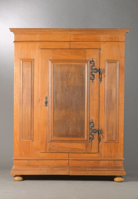 Barockschrank, wohl Hessen, um 1800/10, Eiche massiv, 1-türig, spaltbar, aufgeblendete Kissenfüllungen, schöne S-Bänder, rest. u. überarbeitet, ...