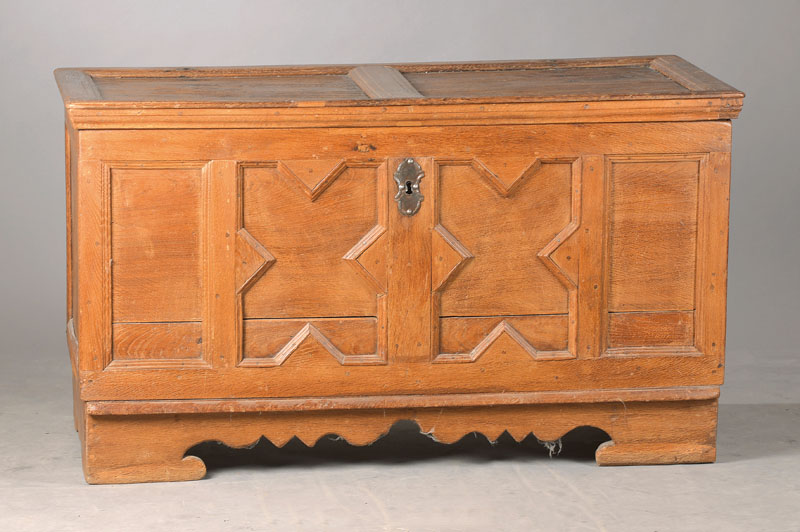 Barocktruhe, Hessen, um 1800/10, Eiche massiv, z.T. auf Rahmen gearbeitet, aufgeblendete verkröpfte Profilleisten, Deckel schwundrissig, rest., mit ...