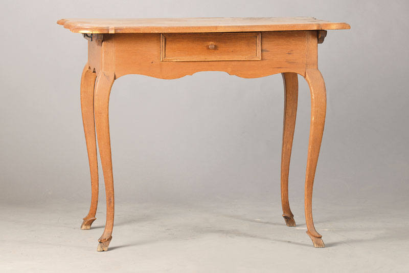Salontisch, sog. Console de milieu, süddeutsch, um 1750/60, Eiche massiv, Platte passend ergänzt, Gestell allseitig geschweift, Zargenschub von ...