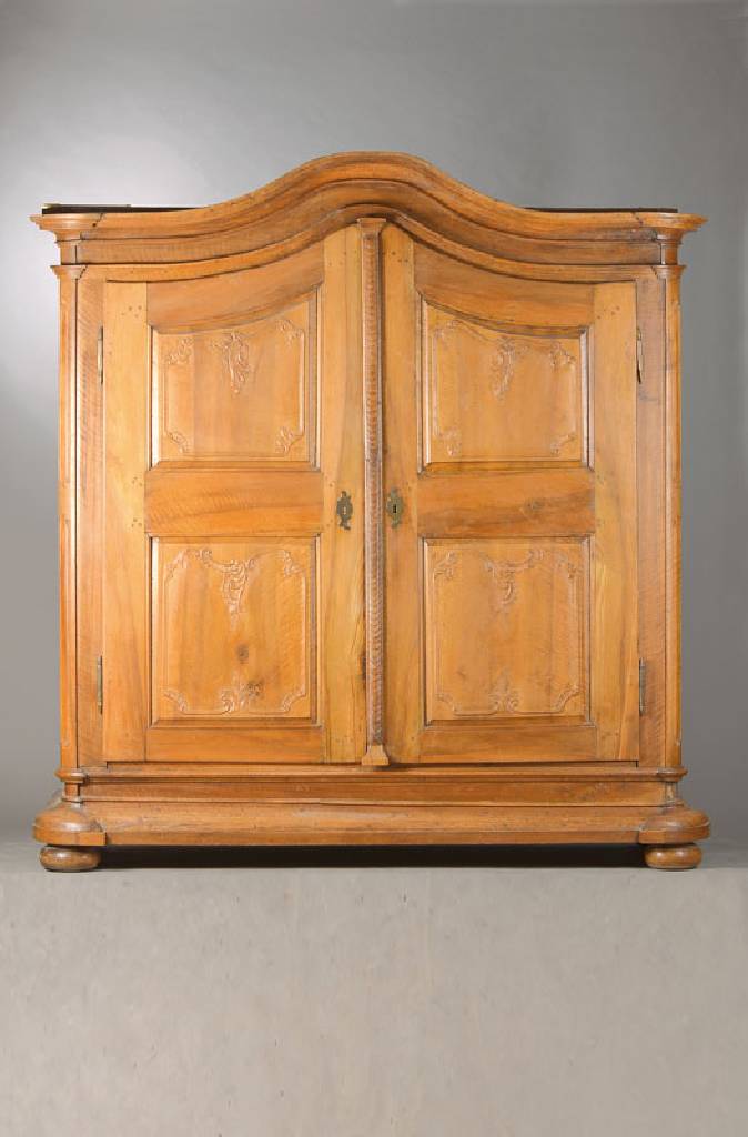 Niederrheinischer Barockschrank, um 1760/70, Nussbaum massiv, 2-türig, geschweifter Giebel, Ecklisenen abgerundet, verkröpft u. aus dem Vollholz ...