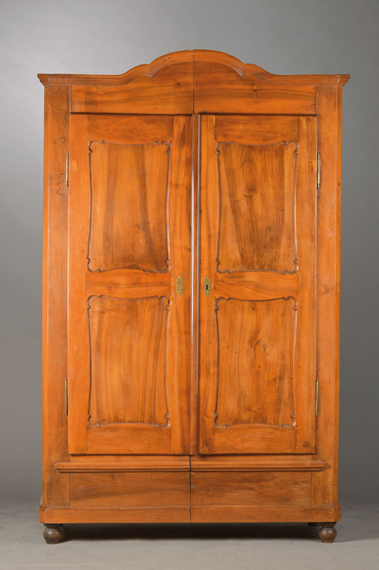 Spaltschrank sog. Brezelschrank, wohl Württemberg, um 1835-45, Nussbaum massiv, 2 -türig je mit sog. Brezelfüllungen, praktischeInneneinrichtung, ...