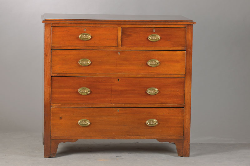 Kommode im georgianischen Stil, England, um 1900, Mahagoni, 5-schübig, sog. Bachelors- Chest, orig. Beschläge u. Schlösser, Zargenfüße mit l. ...