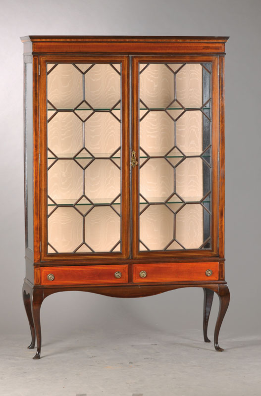 Vitrine, England, 20er Jahre, Mahagoni massiv, eklektizistisch, 2-türige u. 3-seitig verglaste Vitrine auf geschweiftem Untergestell mit 2 Schüben, ...
