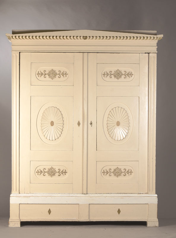 Kleiderschrank, sog. Bremer Sonnenschrank, norddeutsch, um 1850/60, Weichholzkorpus sek. Weiss gefaßt, komplett auf Rahmen gearbeitet, vielfach ...