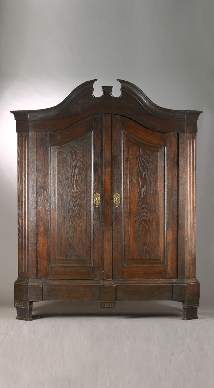 Mächtiger Hallenschrank, norddeutsch, wohl Schleswig-Holstein, um 1790/1800, Eiche massiv, 2-türig, seitl. Ecken abgeschrägt u. kanneliert, ...