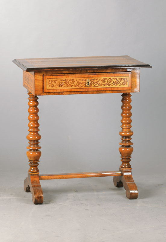 Nähtischchen, deutsch, unter Verwendung alter Teile um 1850, Nussbaumfurnier gedrechselte Beine, zeittypische arabeske Marketeriearbeit, 1-schübig ...