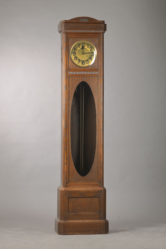 Standuhr, Uhrenfabrik Mauthe um 1930, Eiche,Gehäuse mit abgeschrägten Ecken, orig. Aufsatz, Messingzifferblatt, mass. Messingplatinenwerk, ...