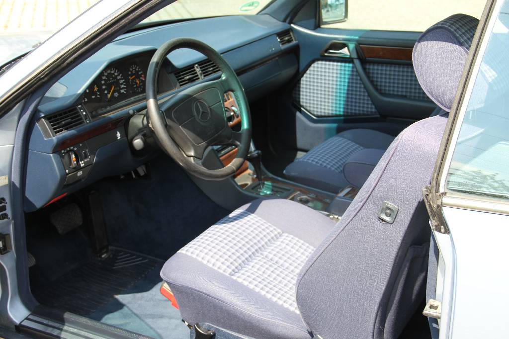 Detail b: Mercedes-Benz 320 CE W 124, Fahrgestellnummer WDB1240521C051814 EZ 10.1993, Laufleistung ca. 254.000 km, HU 10.2017, 162 kW/ 220 PS, 6-Zylinder, ...