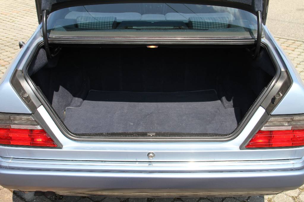 Detail c: Mercedes-Benz 320 CE W 124, Fahrgestellnummer WDB1240521C051814 EZ 10.1993, Laufleistung ca. 254.000 km, HU 10.2017, 162 kW/ 220 PS, 6-Zylinder, ...
