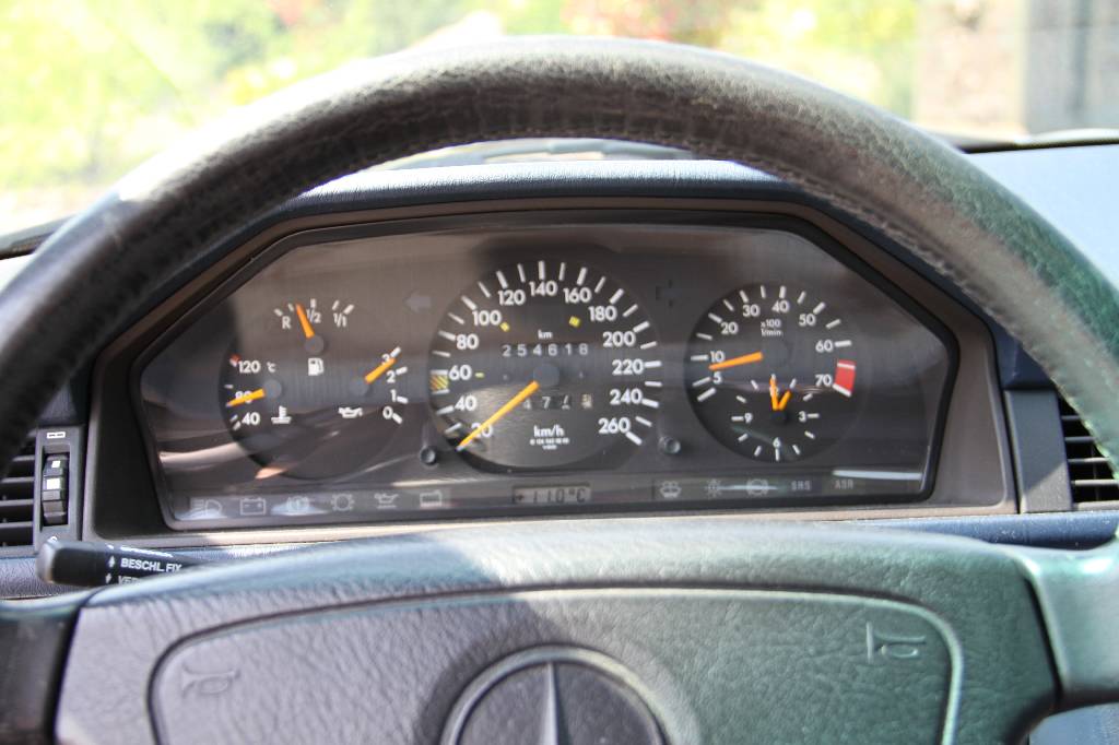 Detail d: Mercedes-Benz 320 CE W 124, Fahrgestellnummer WDB1240521C051814 EZ 10.1993, Laufleistung ca. 254.000 km, HU 10.2017, 162 kW/ 220 PS, 6-Zylinder, ...