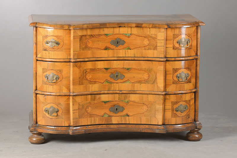 Barockkommode, süddeutsch, wohl Raum Würzburg, um 1750, Nussbaum- bzw. Wurzelnussfurnier auf Weichholzkorpus, Front doppelt geschweift u. ...