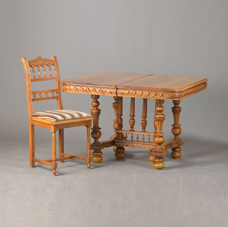 Sitzgarnitur, deutsch, um 1880/90, 6 Stühle sowie Ausziehtisch, Nussbaum u. Eiche, im Renaissance-Stil, Tisch stiltypisch mit umlaufender fein ...