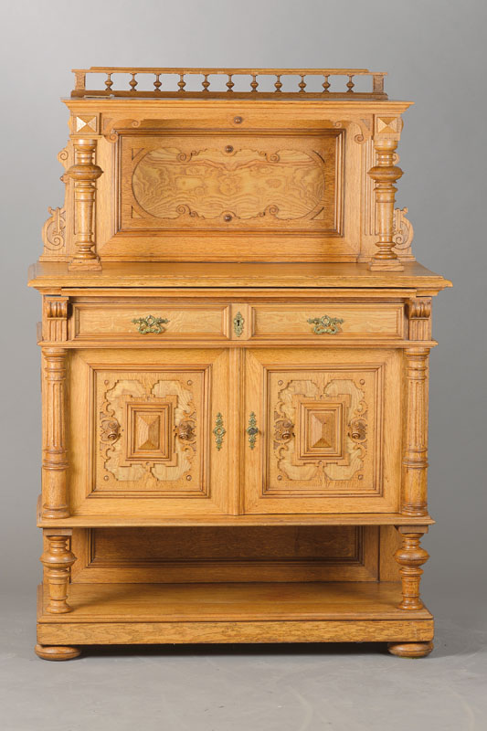 Halbschrank, deutsch, um 1880/90, helle Eiche, Stollenunterbau, 2-türiger Schrank mit Schanieren über Eck, seitl. Säulen, Füllungen in ...